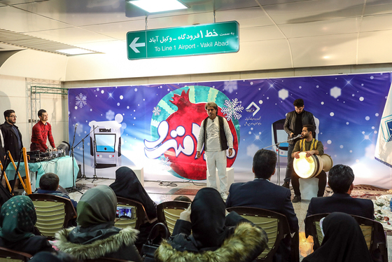 جشن یلدا در قطارشهری مشهد