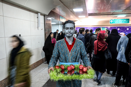 جشن یلدا در قطارشهری مشهد