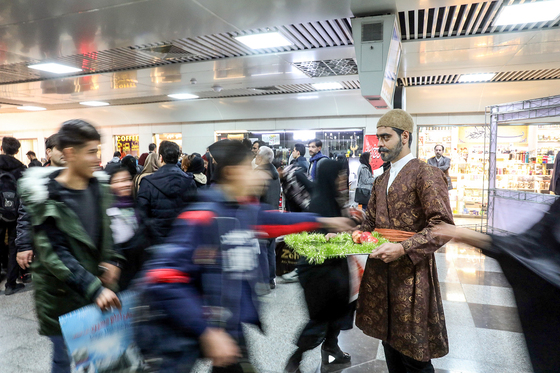 جشن یلدا در قطارشهری مشهد