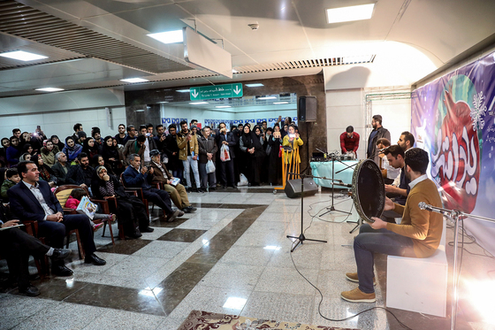 جشن یلدا در قطارشهری مشهد