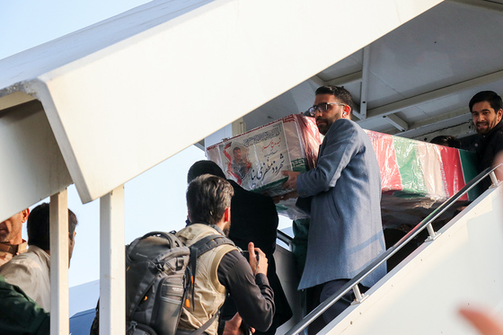 استقبال از پیکر شهید سپهبد قاسم سلیمانی در فرودگاه مشهد
