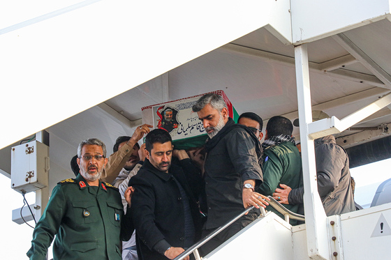 استقبال از پیکر شهید سپهبد قاسم سلیمانی در فرودگاه مشهد