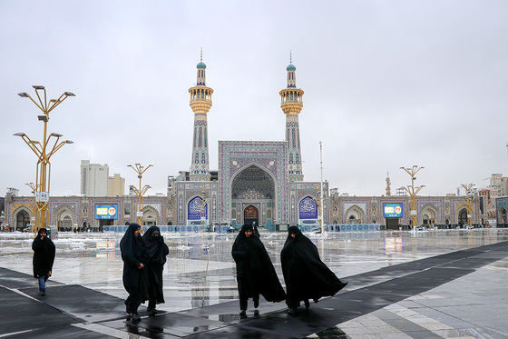 حرم مطهر رضوی پس از بارش نخستین برف زمستانی