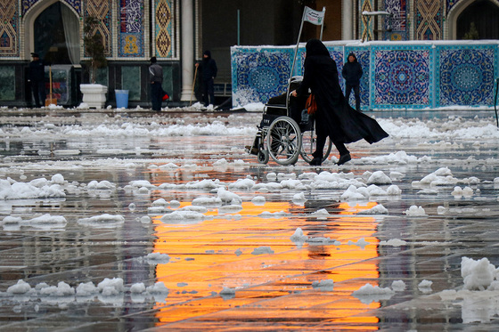 حرم مطهر رضوی پس از بارش نخستین برف زمستانی
