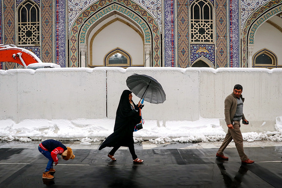 حرم مطهر رضوی پس از بارش نخستین برف زمستانی