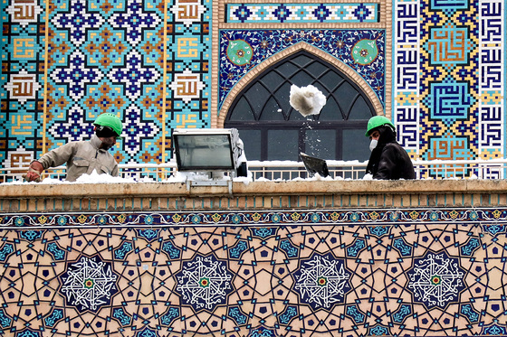 حرم مطهر رضوی پس از بارش نخستین برف زمستانی