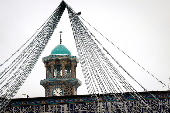 حرم مطهر رضوی پس از بارش نخستین برف زمستانی
