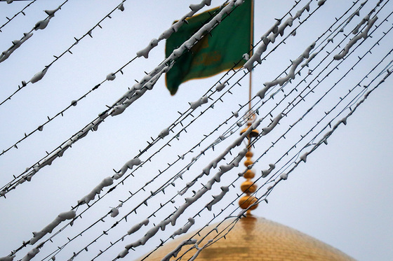 حرم مطهر رضوی پس از بارش نخستین برف زمستانی