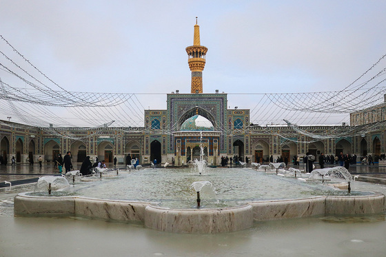 حرم مطهر رضوی پس از بارش نخستین برف زمستانی