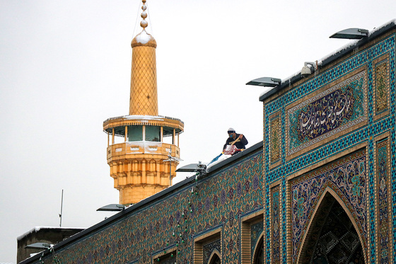حرم مطهر رضوی پس از بارش نخستین برف زمستانی