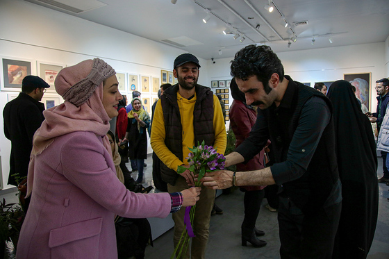  نمایشگاه آثار محمود آزادنیا به نفع سیل زدگان سیستان و بلوچستان