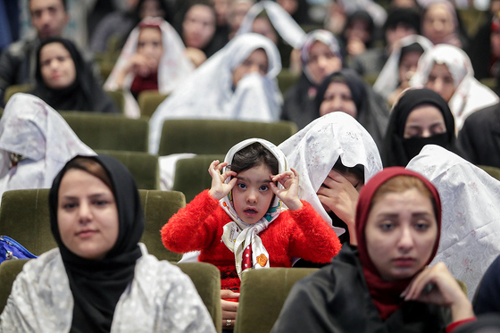 مراسم اهدای 300 سری جهیزیه به نوعروسان مشهدی در حرم رضوی‎