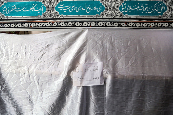 ضدعفونی کردن مساجد حاشیه شهر توس طلاب