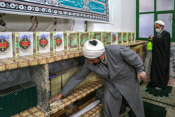 ضدعفونی کردن مساجد حاشیه شهر توس طلاب
