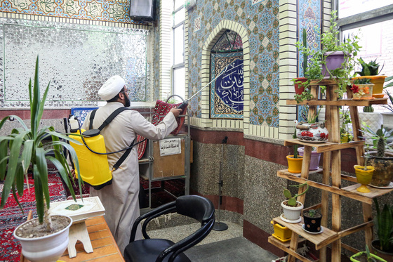 ضدعفونی کردن مساجد حاشیه شهر توس طلاب