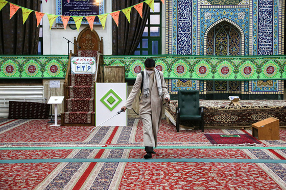 ضدعفونی کردن مساجد حاشیه شهر توس طلاب