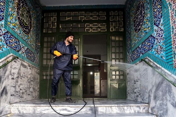 ضدعفونی کردن مناطق کم‌ برخوردار توسط گرو‌های جهادی