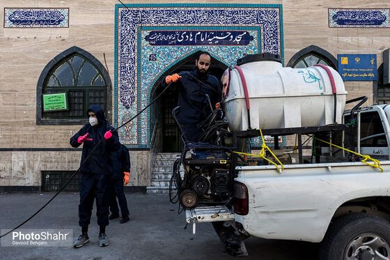 ضدعفونی کردن مناطق کم‌ برخوردار توسط گرو‌های جهادی