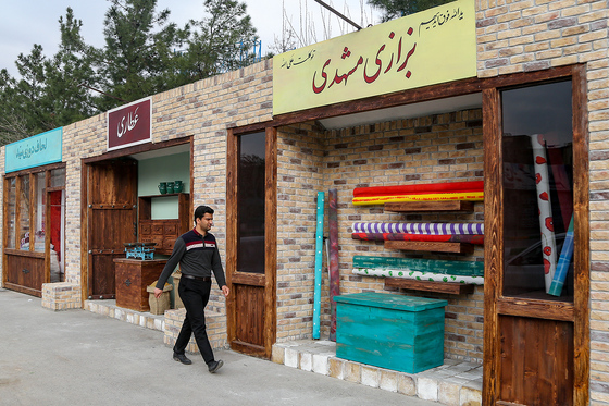نام اثر: بزازی - نام هنرمند: الهه حصاری - جانمایی: چهارراه راه آهن، دیوار راه آهن 