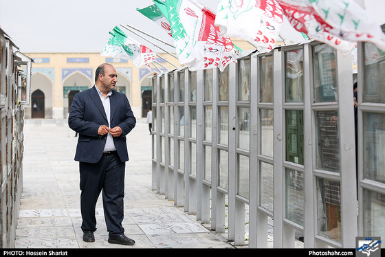 تصاویر منتخب فوتوشهر در سال 98 / عطر افشانی مزار شهدا توسط شهردار مشهد