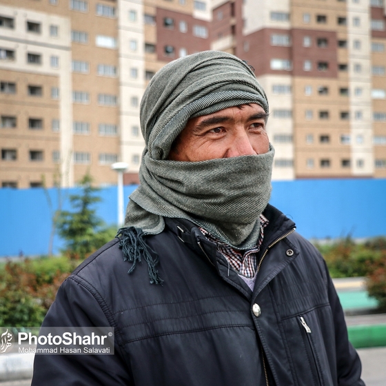 محمد جواد با 47 سال سن دارای دو فرزند است . او می گوید از بسته های حمایتی دولت مبلغ دویست هزار تومان در ماه اسفند برای او واریز شده و از اواسط اسفند تا امروز موفق نشده یک روز هم سرکار برود.