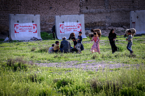  محل بازی کودکان از شانس بد آنها با محل زندگی کارتن خواب ها یکی شده است. زمین هایی که اطراف آن پر است از سرنگ های آلوده که بیش از هرچیزی سلامت کودکان را تهدید میکند.