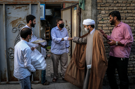 حاج آقای مظلوم به همراه چند تن از اعضای بسیج ، از خانواده شهدای مدافع حرم که از مهاجران افغانستانی هستند سر کشی می کند.