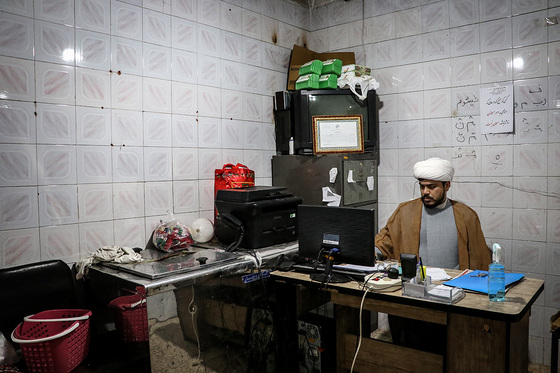 یک آشپزخانه قدیمی و یک زیرزمین تبدیل به دفتر کار حاج آقای مظلوم در مسجد حضرت زینب (س) شده است.