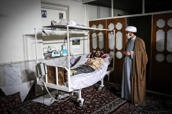 حاج اقای مظلوم برای عیادت یکی از ساکنین محل که دچار ضایعه قطع نخاعی می باشد به منزل او رفته  است