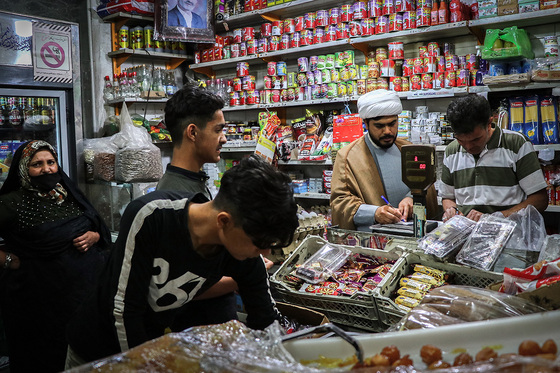 او به کمک یکی از خیرین با شناسایی خانواده های نیازمند ، حساب های دفتری آنان در مغازه های مختلف را تسویه می کند.