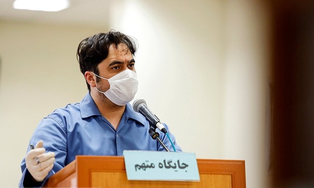 روح الله زم با ماسک و دستکش در دادگاه+تصاویر