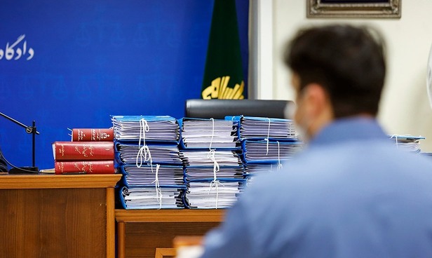 روح الله زم با ماسک و دستکش در دادگاه+تصاویر