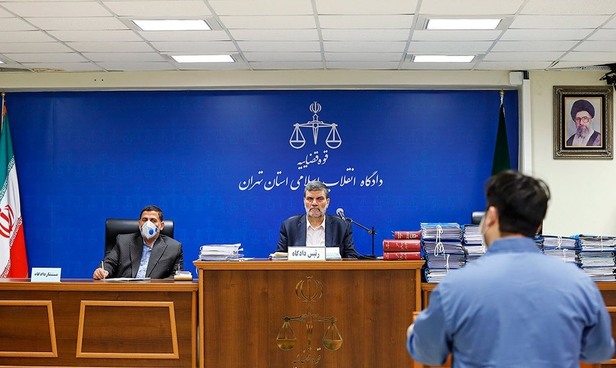 روح الله زم با ماسک و دستکش در دادگاه+تصاویر