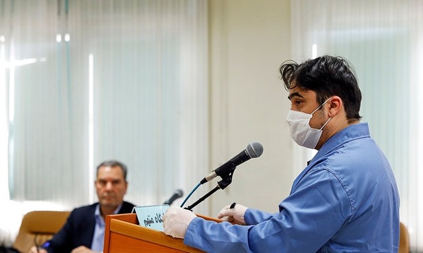 روح الله زم با ماسک و دستکش در دادگاه+تصاویر