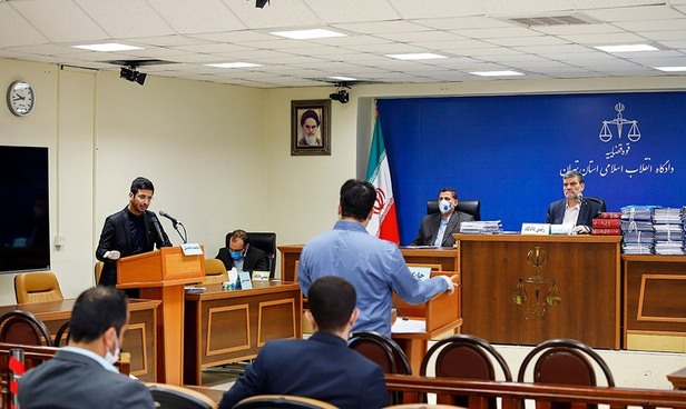 روح الله زم با ماسک و دستکش در دادگاه+تصاویر