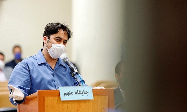روح الله زم با ماسک و دستکش در دادگاه+تصاویر