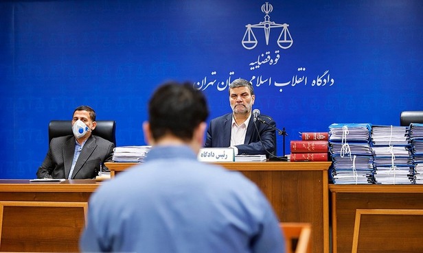 روح الله زم با ماسک و دستکش در دادگاه+تصاویر