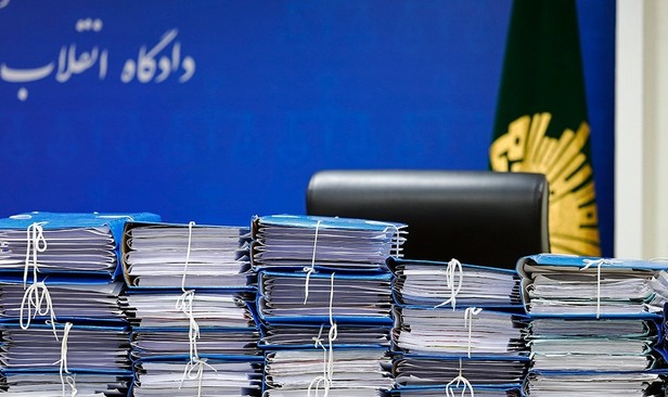 روح الله زم با ماسک و دستکش در دادگاه+تصاویر