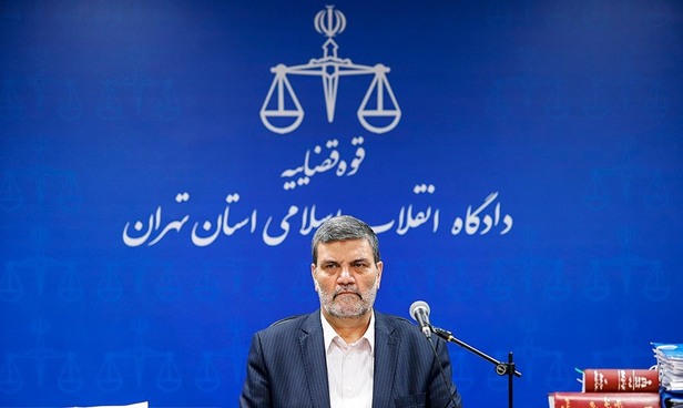 روح الله زم با ماسک و دستکش در دادگاه+تصاویر