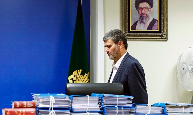 روح الله زم با ماسک و دستکش در دادگاه+تصاویر