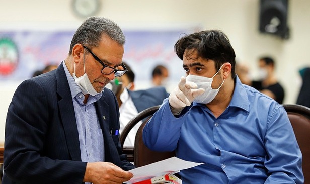 روح الله زم با ماسک و دستکش در دادگاه+تصاویر