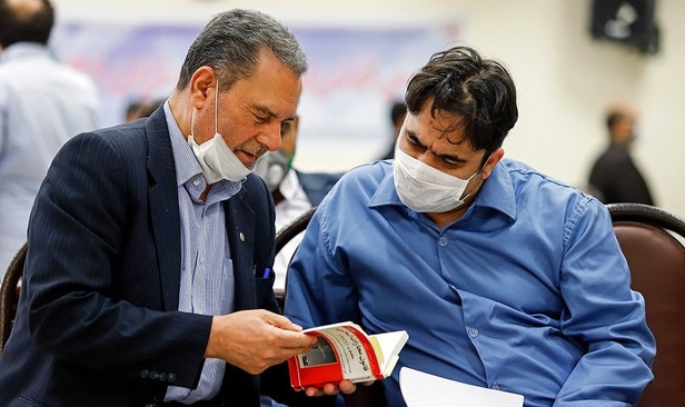 روح الله زم با ماسک و دستکش در دادگاه+تصاویر