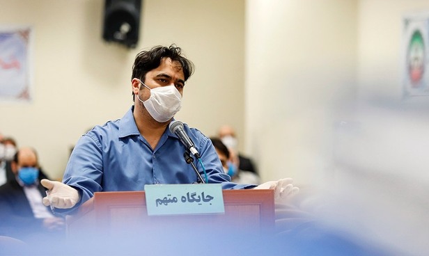 روح الله زم با ماسک و دستکش در دادگاه+تصاویر