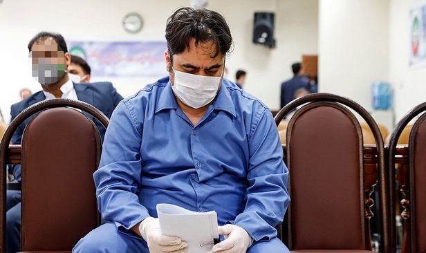 روح الله زم با ماسک و دستکش در دادگاه+تصاویر