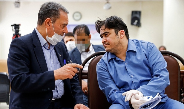 روح الله زم با ماسک و دستکش در دادگاه+تصاویر