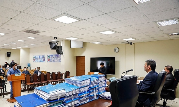 روح الله زم با ماسک و دستکش در دادگاه+تصاویر