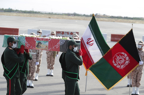 استقبال از پیکر شهید نسیم افغانی در فرودگاه شهید هاشمی نژاد مشهد‎