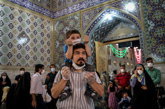 حال و هوای حرم مطهر رضوی در شب میلاد امام رضا (ع)