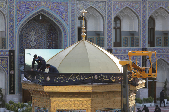 مراسم اذن عزای حسینی و تعویض پرچم گنبد حرم مطهر رضوی