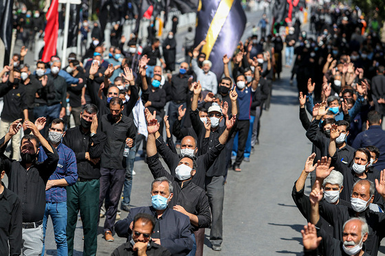 عزاداری روز عاشورا در خیابان های اطراف حرم رضوی